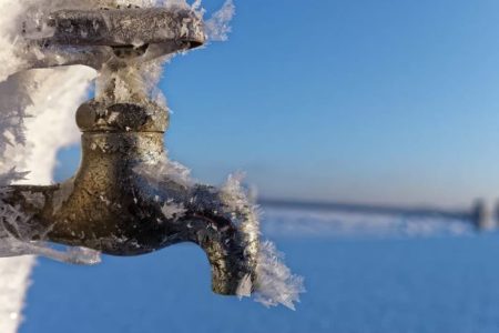 انجام اقدامات پیشگیرانه جهت جلوگیری از یخ زدگی تاسیسات آبی منازل ضروری است