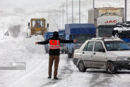 تلاش‌های راهداران برای بازگشایی راه‌های برف‌گیر اردبیل